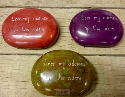 Leer mij ademen op Uw adem paars steen